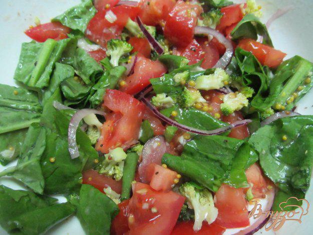 фото рецепта: Салат из помидора с брокколи и щавелем