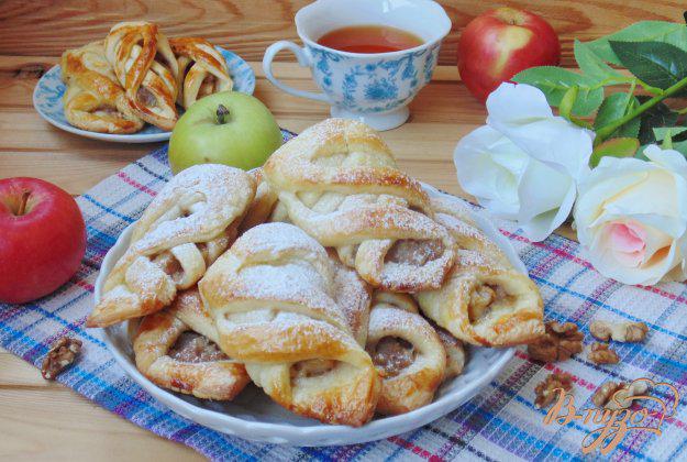 фото рецепта: Печенье с яблоками и орехами из слоеного теста
