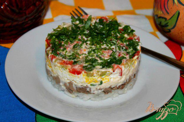 фото рецепта: Слоеный салат с печенью, плавленым сыром и яйцом
