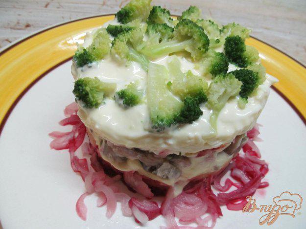 фото рецепта: Салат из сельди со свеклой и брокколи