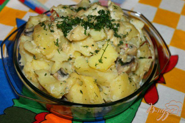 фото рецепта: Отварной картофель в грибном соусе с перцем