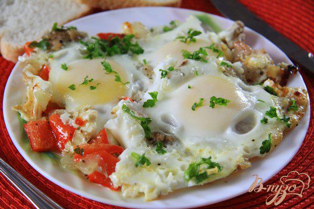 фото рецепта: Куриное филе с болгарским перцем и яйцами на сковороде