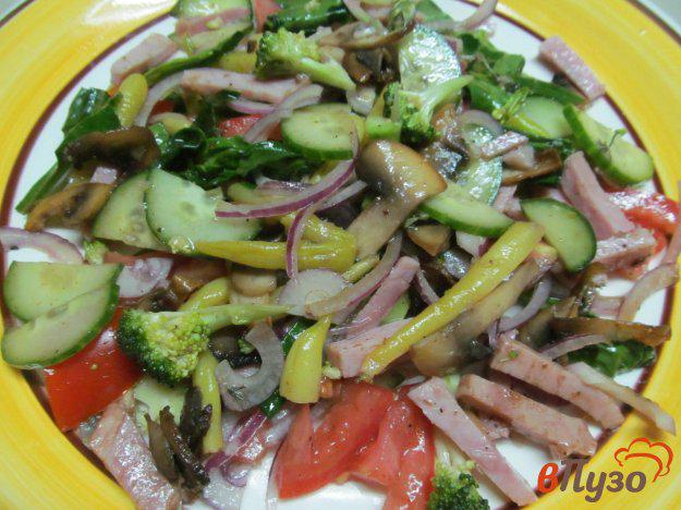 фото рецепта: Салат из жареных грибов и свежих овощей