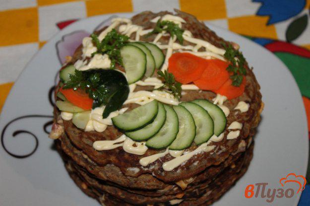 фото рецепта: Печеночный торт с луком, морковью и помидорами