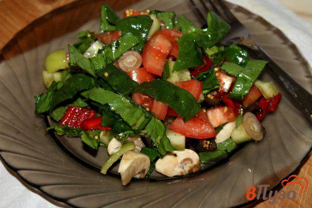 фото рецепта: Салат из свежих овощей с маслинами и свежими шампиньонами