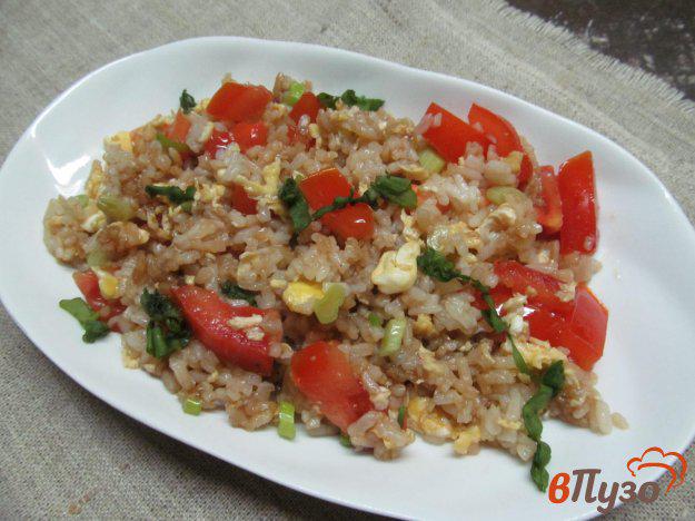 фото рецепта: Жареный рис с помидором под соевым соусом