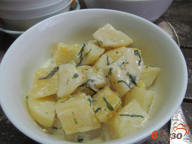 фото рецепта: Теплый картофельный салат под соусом из сметаны и эстрагона