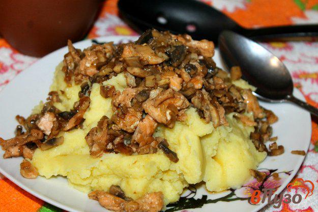 фото рецепта: Картофельное пюре с подливой из грибов и рыбы