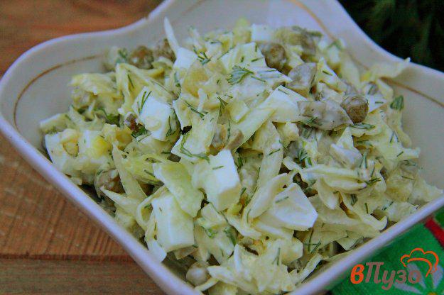 фото рецепта: Салат из капусты с соленым огурцом, яйцами и горошком