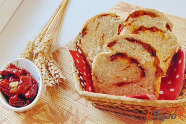 фото рецепта: Хлеб с вялеными томатами