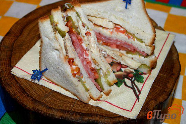 фото рецепта: Клаб - сендвич с куриной грудкой и огурцами