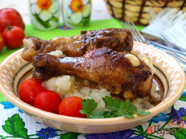 фото рецепта: Куриные голени в маринаде с горчицей шпигованные чесноком