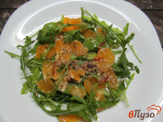 фото рецепта: Салат из рукколы с мандарином под ореховым соусом