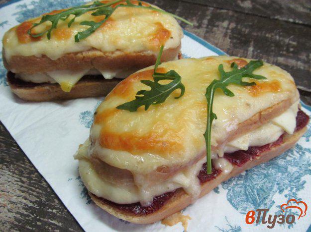 фото рецепта: Горячий бутерброд с соусом бешамель