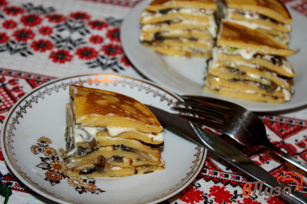 фото рецепта: Тыквенный блинный торт с грибами и луком