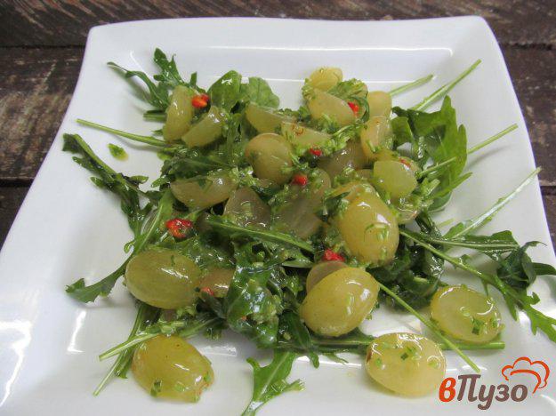 фото рецепта: Салат из винограда и рукколы