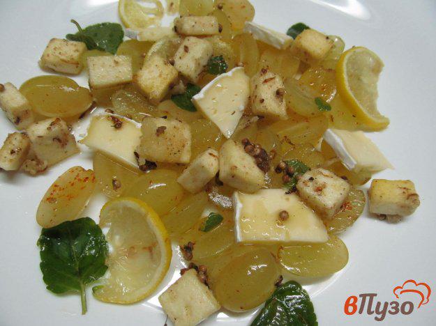 фото рецепта: Салат с сыром и виноградом