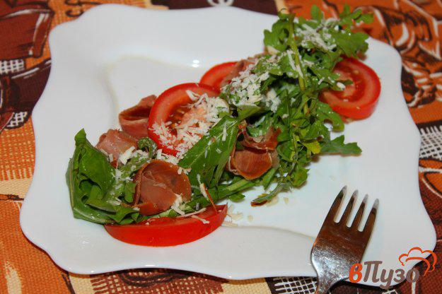 фото рецепта: Салат с рукколой, помидорами и хамоном