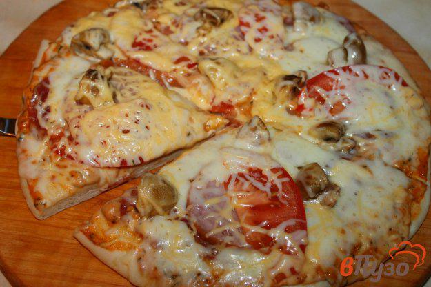 фото рецепта: Мясная пицца с шампиньонами и моцареллой