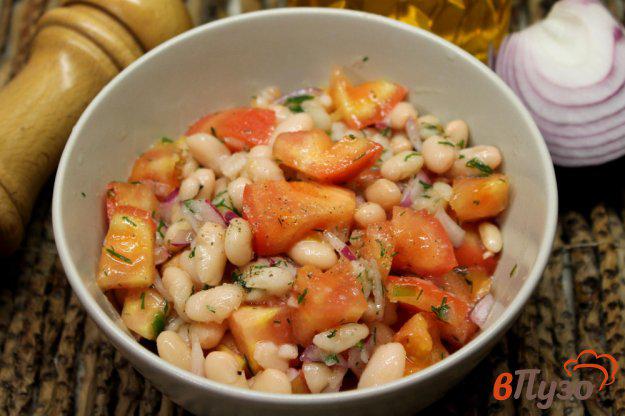 фото рецепта: Салат из помидор с фасолью и маринованным луком