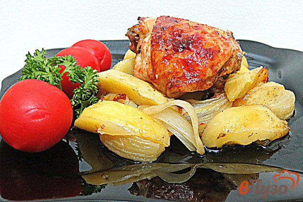 фото рецепта: Куриные бёдра маринованные и запеченные с картофелем