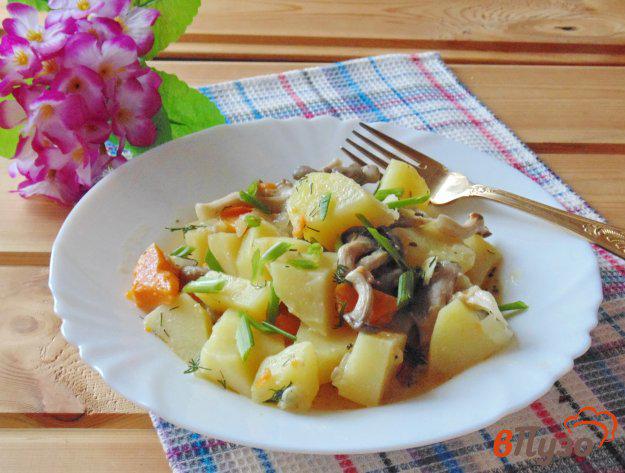 фото рецепта: Картофель с тыквой и вешенками в сметане