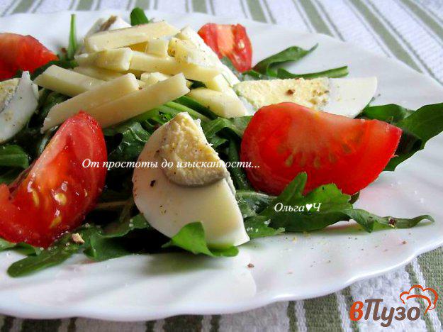 фото рецепта: Салат с рукколой, помидором и яйцом