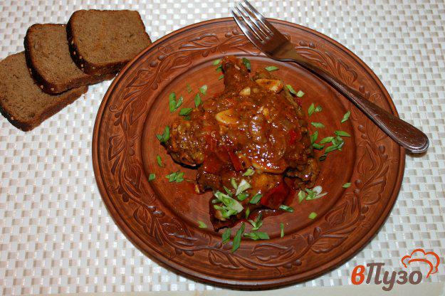 фото рецепта: Куриные крылья и шейки с помидорами и перцем в томатно - сметанном соусе