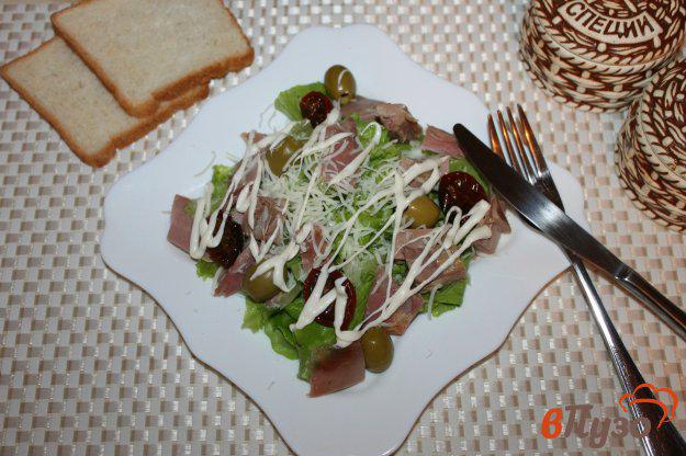 фото рецепта: Салат с копченой курицей, оливками и вялеными томатами