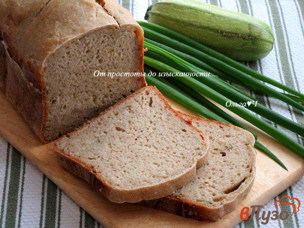 фото рецепта: Ржано-пшеничный хлеб с кабачком и зеленым луком