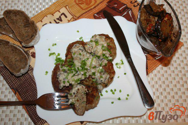 фото рецепта: Котлеты из свинины с зеленым луком под грибным соусом
