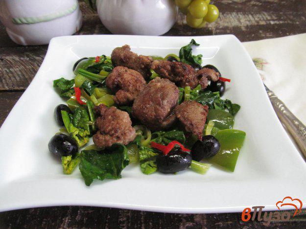 фото рецепта: Зеленый салат с куриной печенью и оливками