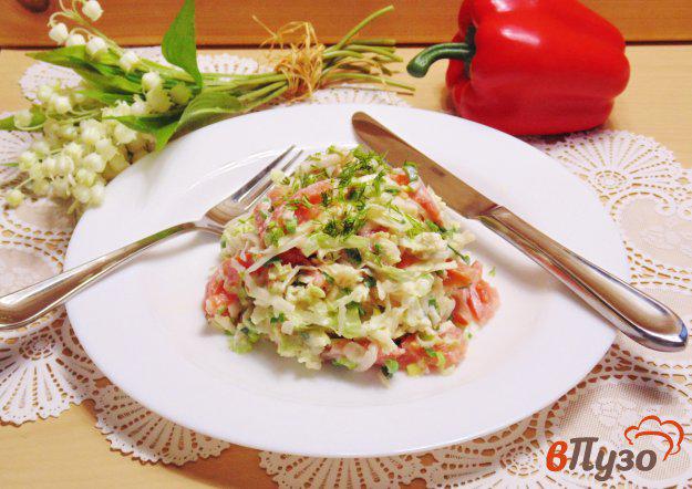 фото рецепта: Салат с помидором и пекинской капустой