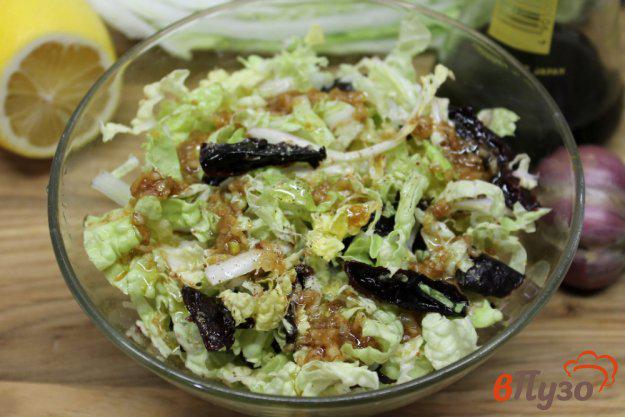 фото рецепта: Салат из пекинской капусты с чесночным соусом и черносливом