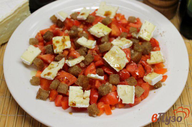 фото рецепта: Салат из помидор с сыром бри и чесночными гренками