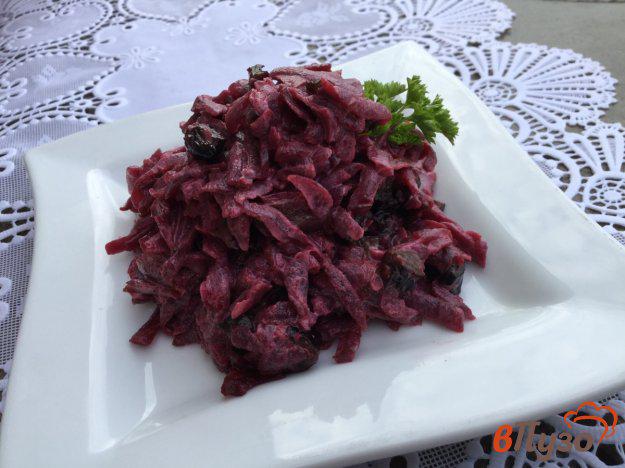 фото рецепта: Свекольный салат с черносливом и чесноком