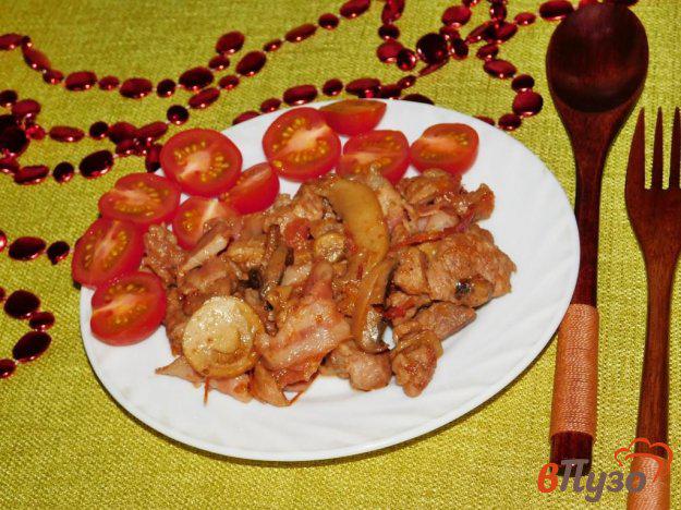 фото рецепта: Свинина с грибами и помидорами