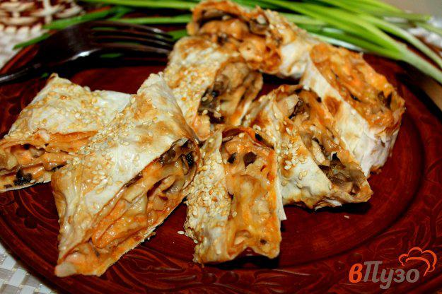 фото рецепта: Фаршированный запеченный лаваш с мясом, грибами и сыром
