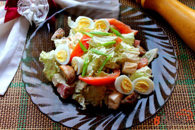 фото рецепта: Салат из пекинской капусты с перепелиными яйцами, грибами и семгой