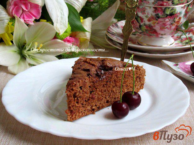 фото рецепта: Шоколадный пирог с миндалем и вишней