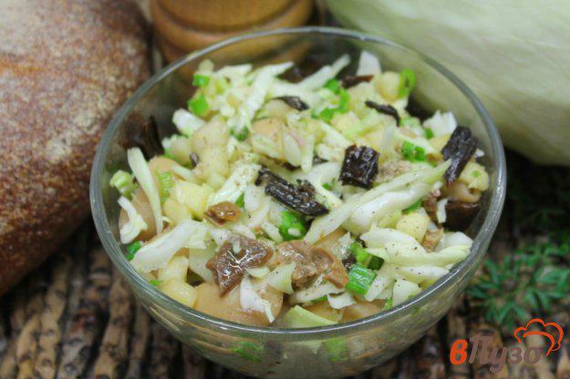 фото рецепта: Салат из капусты с грибами и фасолью