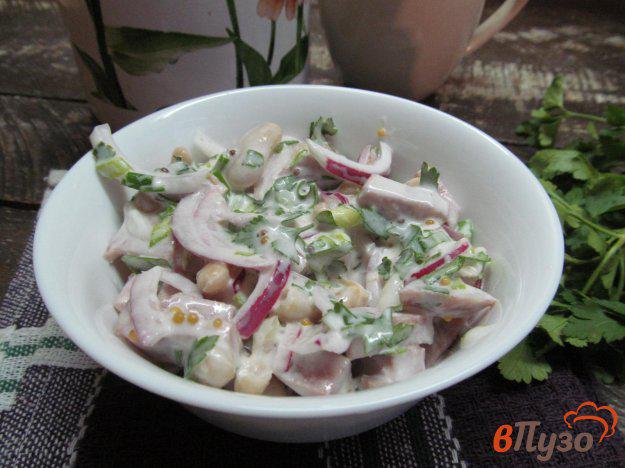 фото рецепта: Салат с колбасой и фасолью