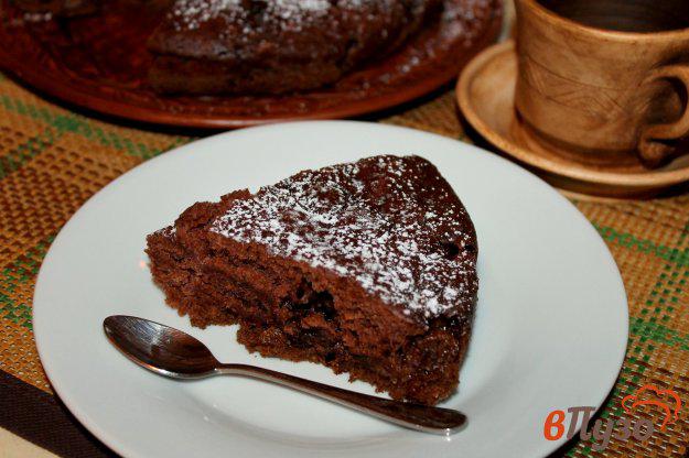фото рецепта: Пирог с какао и клубникой в мультиварке