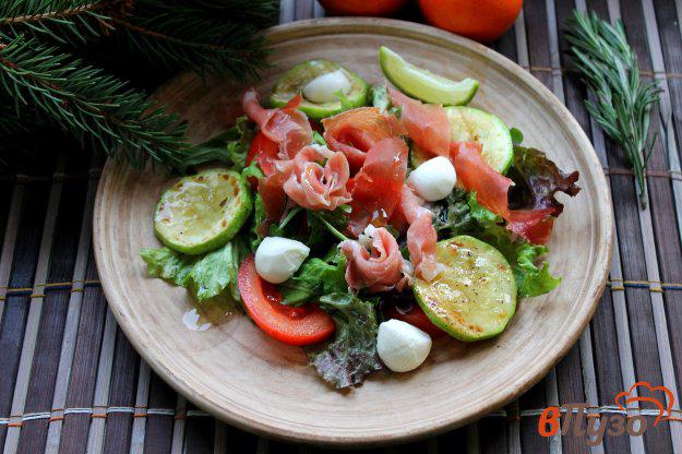 фото рецепта: Свежий салат с кабачком, прошутто и салатной моцареллой