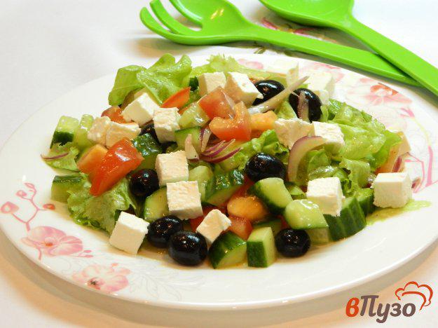 фото рецепта: Салат из овощей с фетой и маслинами
