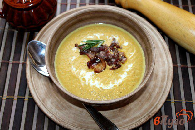 фото рецепта: Крем - суп из шампиньонов, овощей и тыквы с копченым беконом