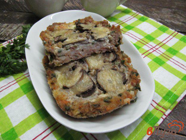 фото рецепта: Мясной пирог с начинкой из грибов и сыром