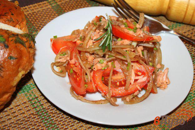 фото рецепта: Салат из помидоров с отварным лососем и маринованным луком