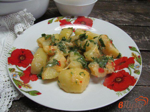 фото рецепта: Вареный картофель под сыром и соусом