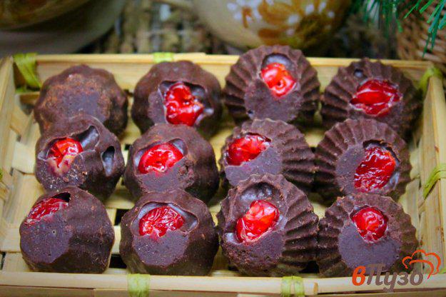 фото рецепта: Шоколадные конфеты с коньяком и вяленой вишней